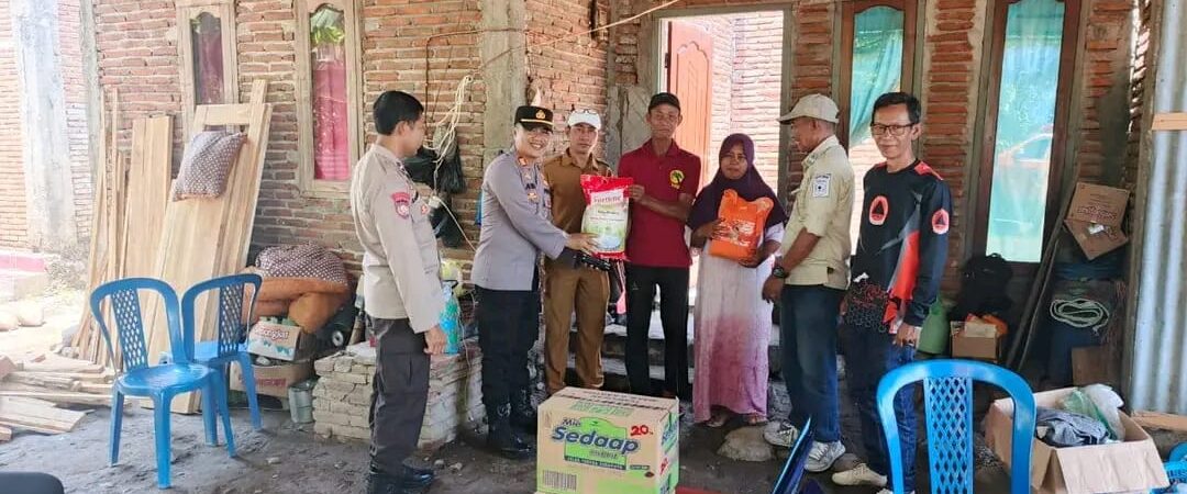 Bantuan BNPB sumbawa untuk korban terkena dampak angin putig beliung didesa Balebrang