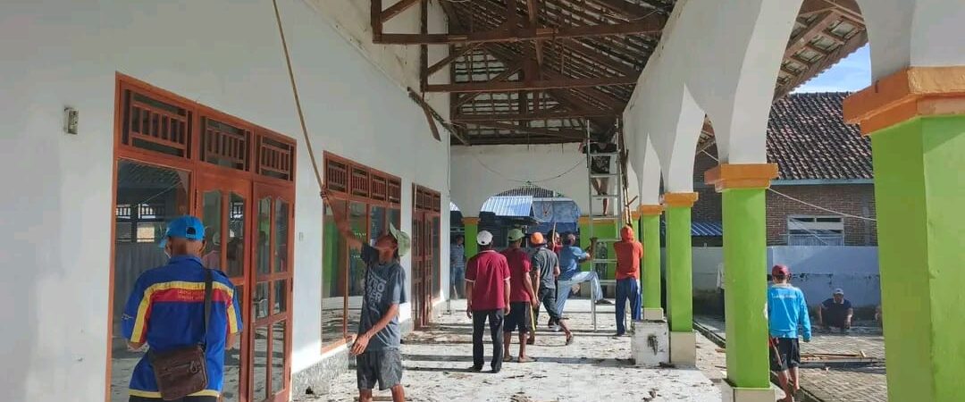 Perbaikan Plafon Masjid Desa Balebrang